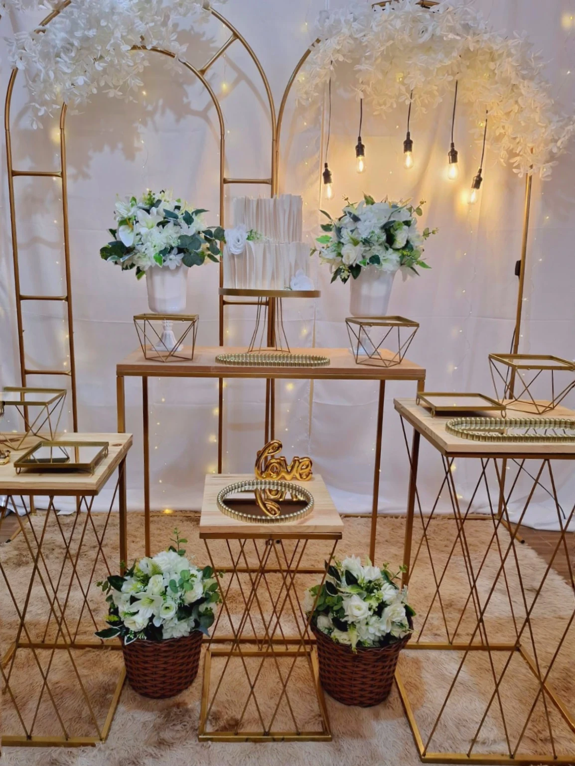 Decoração para Casamento Romano Branco com Painel Janela e Cortina de Luzes em Belo Horizonte - W&N Decor Festas